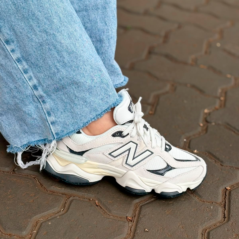 Tênis New Balance 9060 Off White com Detalhes