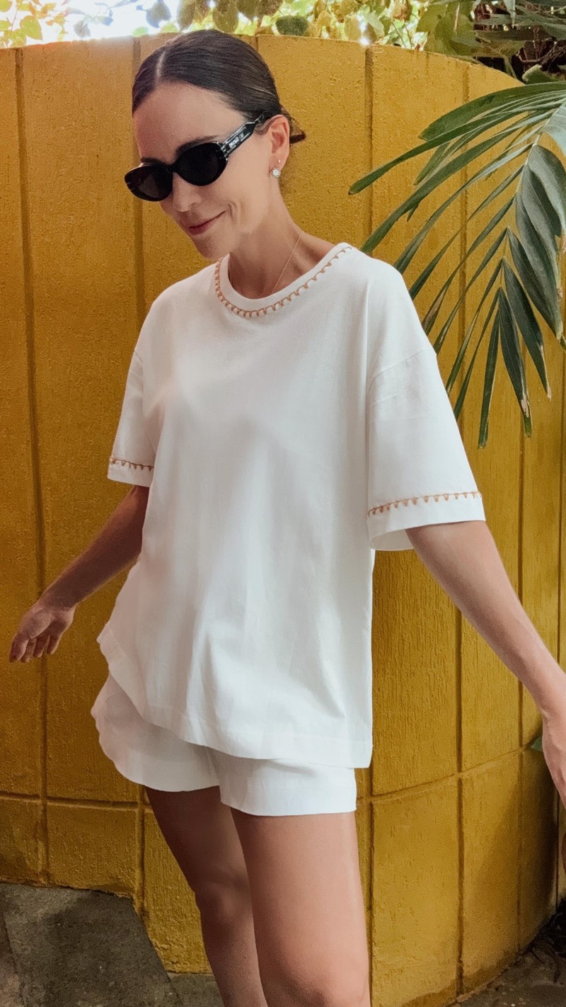 camiseta oversized bordado caramelo