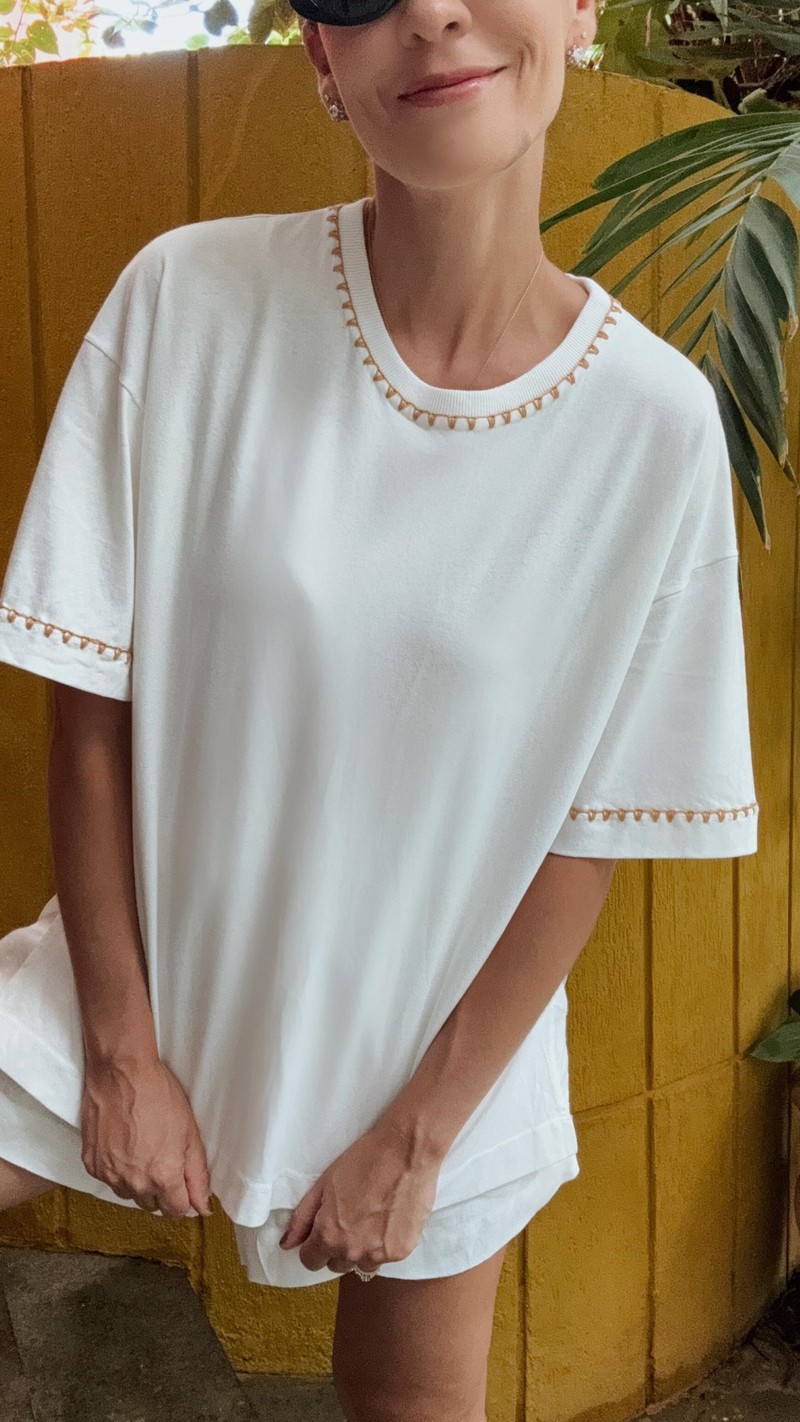 camiseta oversized bordado caramelo