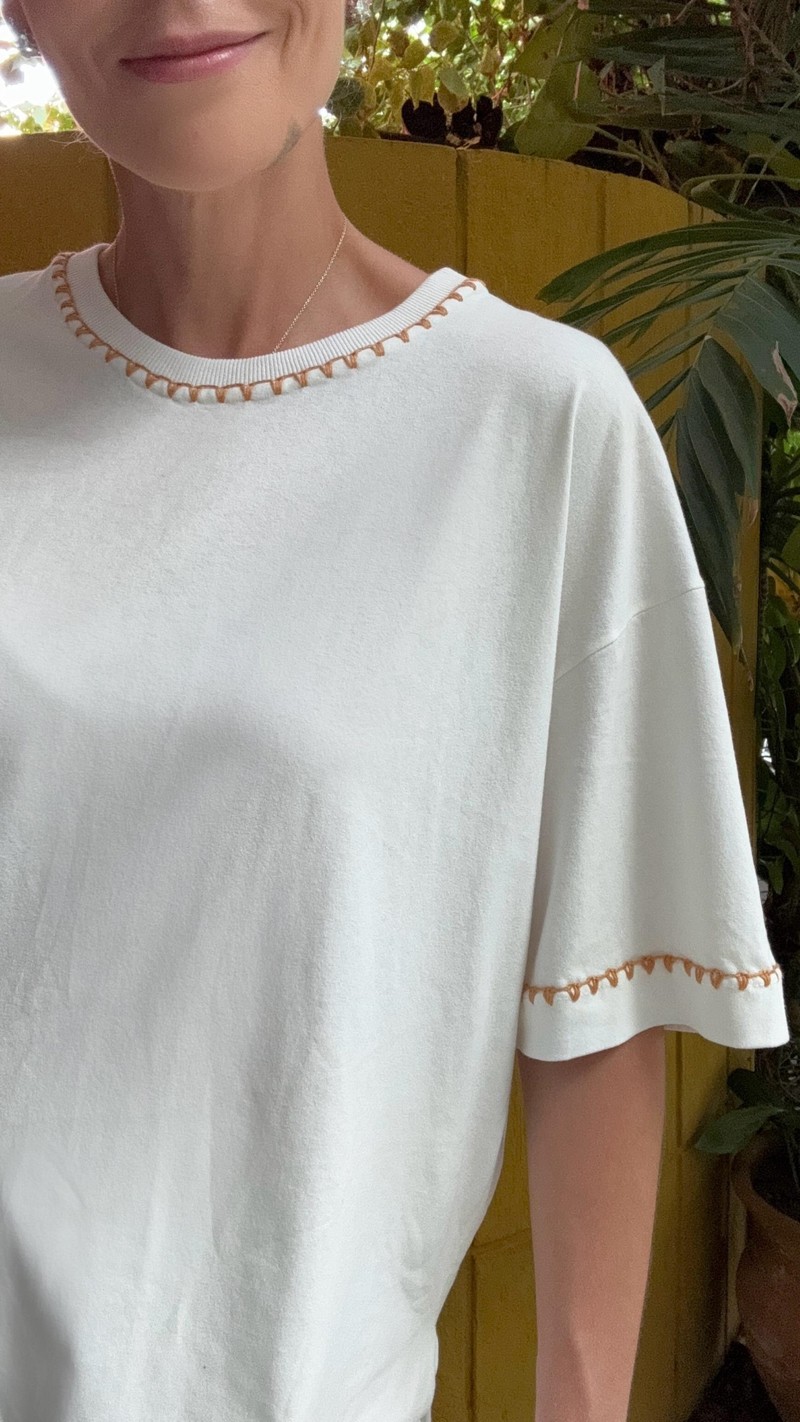 camiseta oversized bordado caramelo