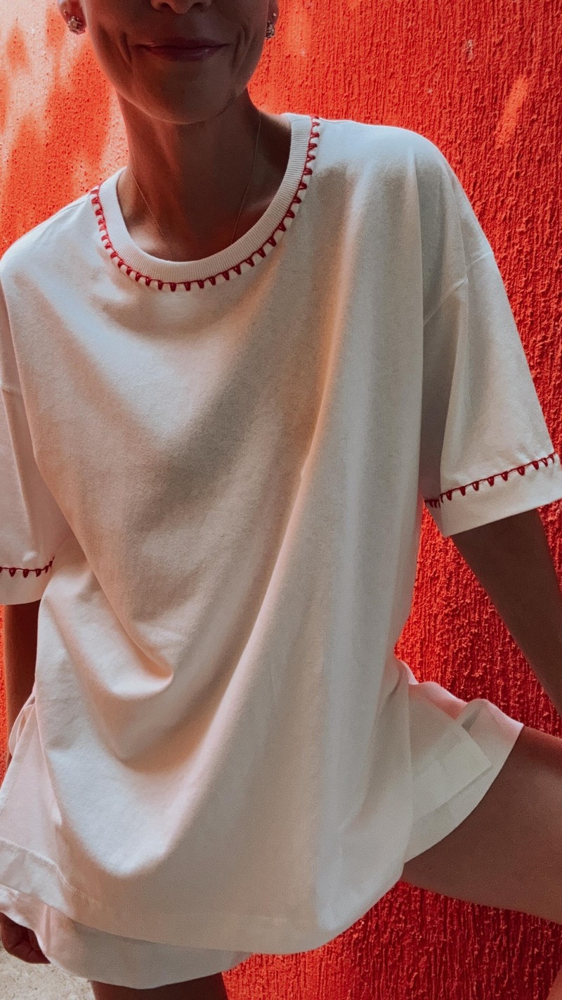 camiseta oversized bordado vermelho