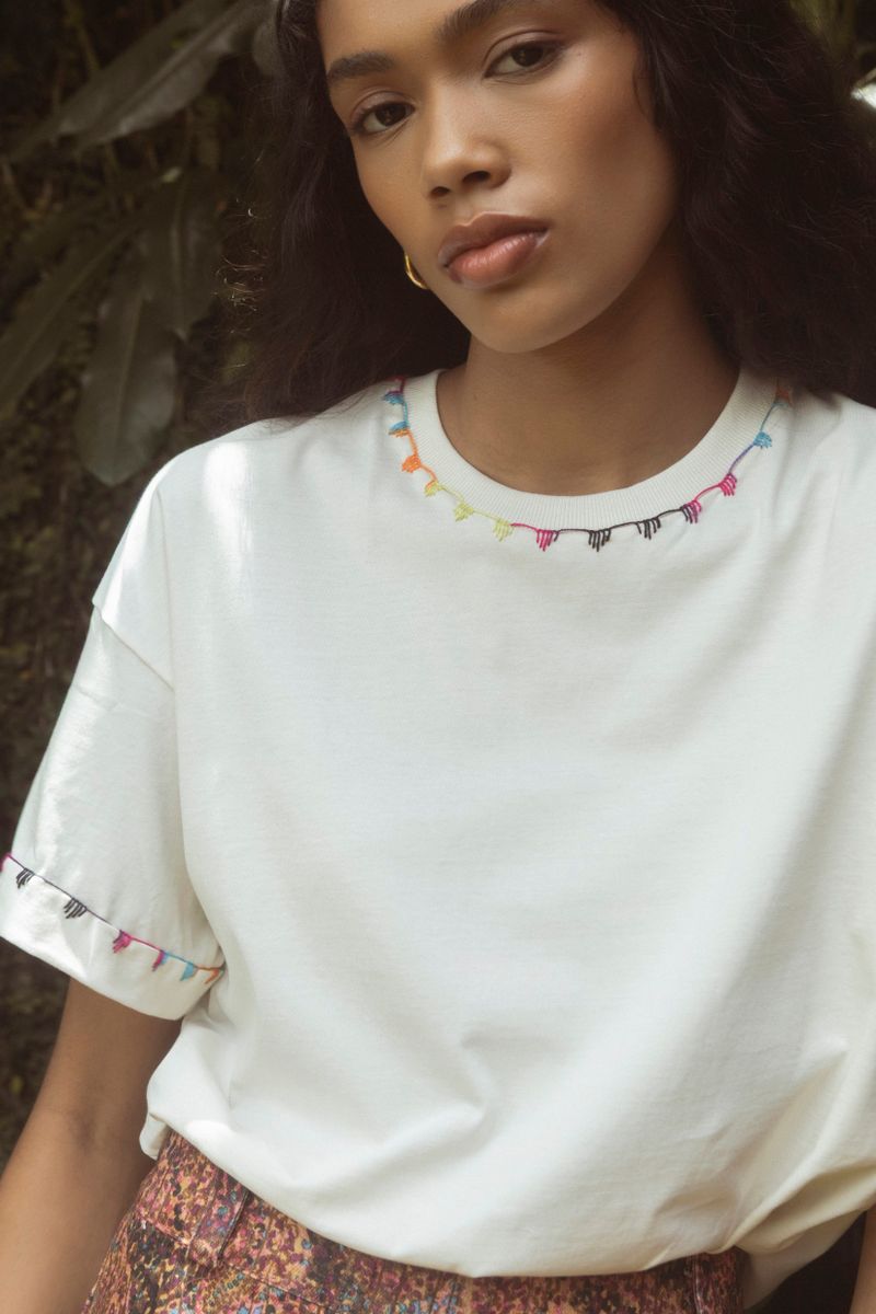 camiseta bordada rainbow