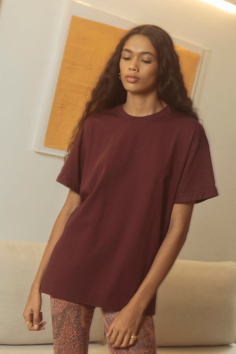 camiseta bordada bordô