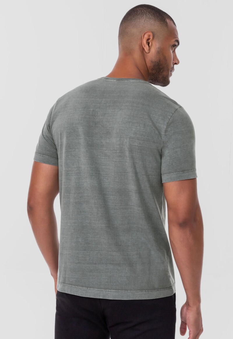 Camiseta masculina malha estonada com estampa Hangar 33 | Cinza