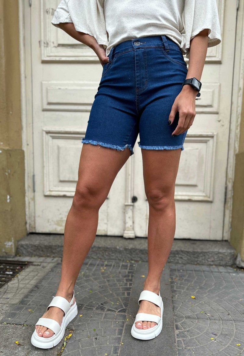 Bermuda feminina jeans desfiada na barra Fourteen | Denim 