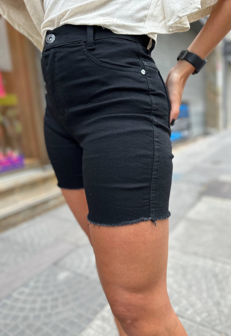 Bermuda feminina jeans desfiada na barra Fourteen | Preto 