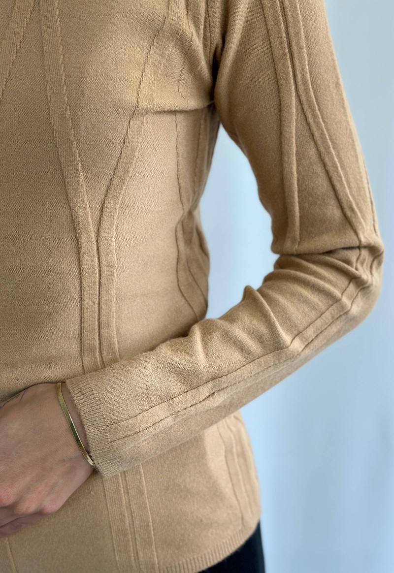 Blusa tricot frente trabalhada alto relevo Facinelli | Caramelo 
