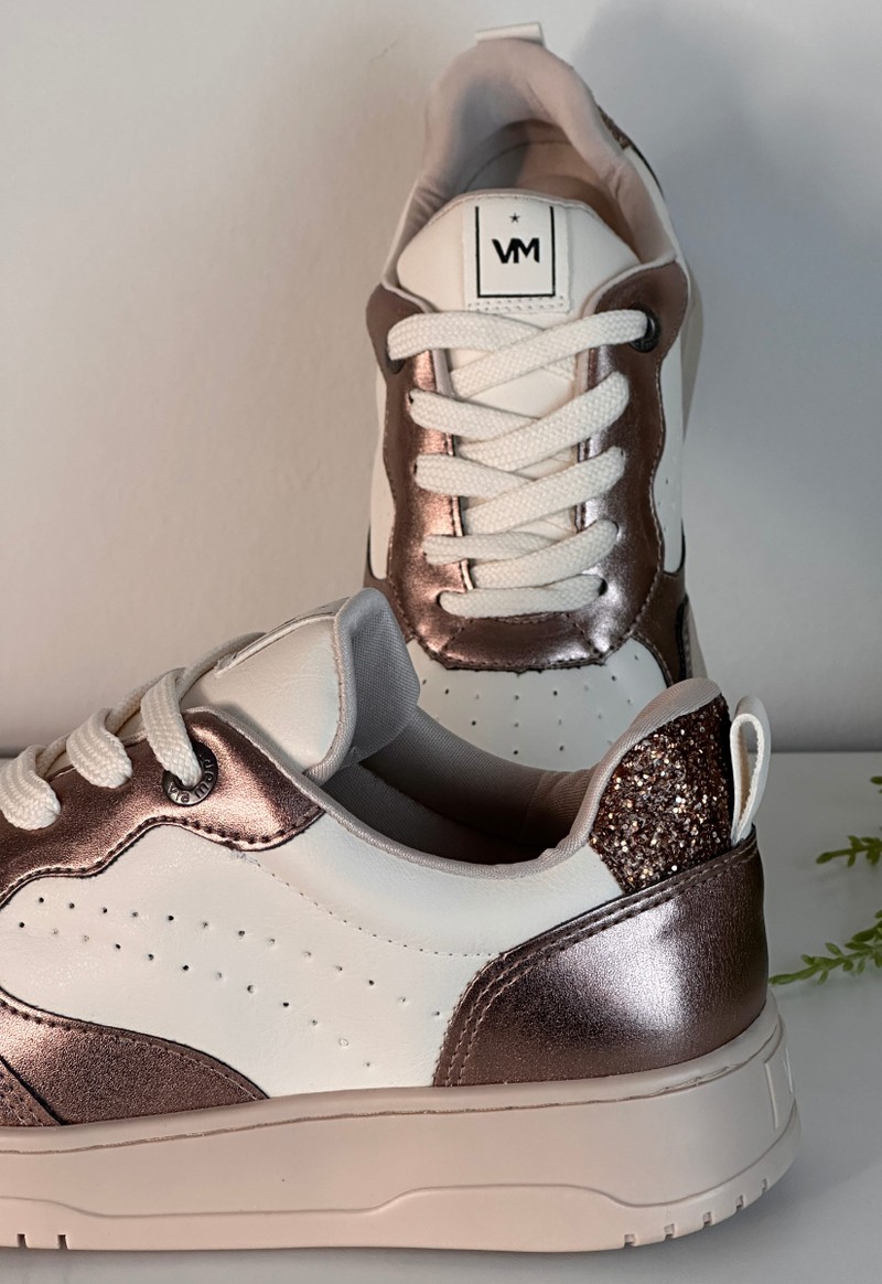 Tênis feminino casual detalhe metalizado e glitter Via Marte | Bronze 