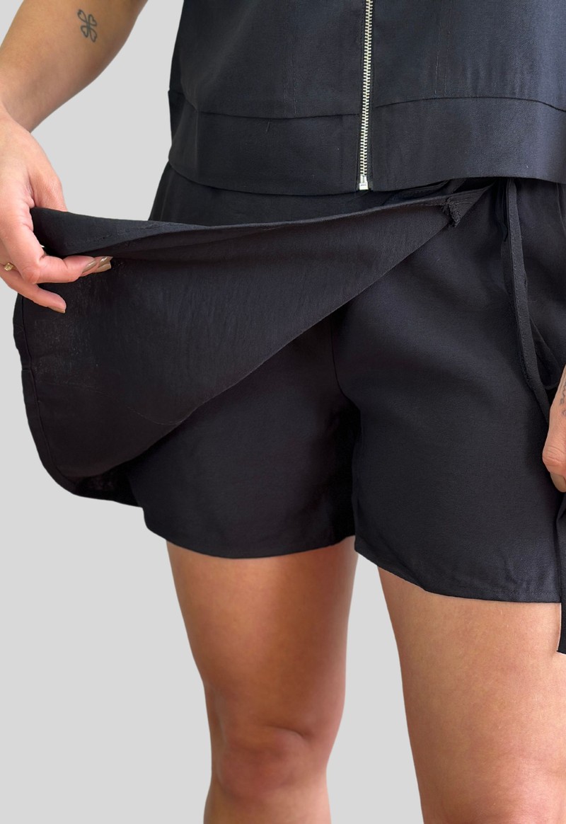 Short saia transpassado The Style Box | Preto