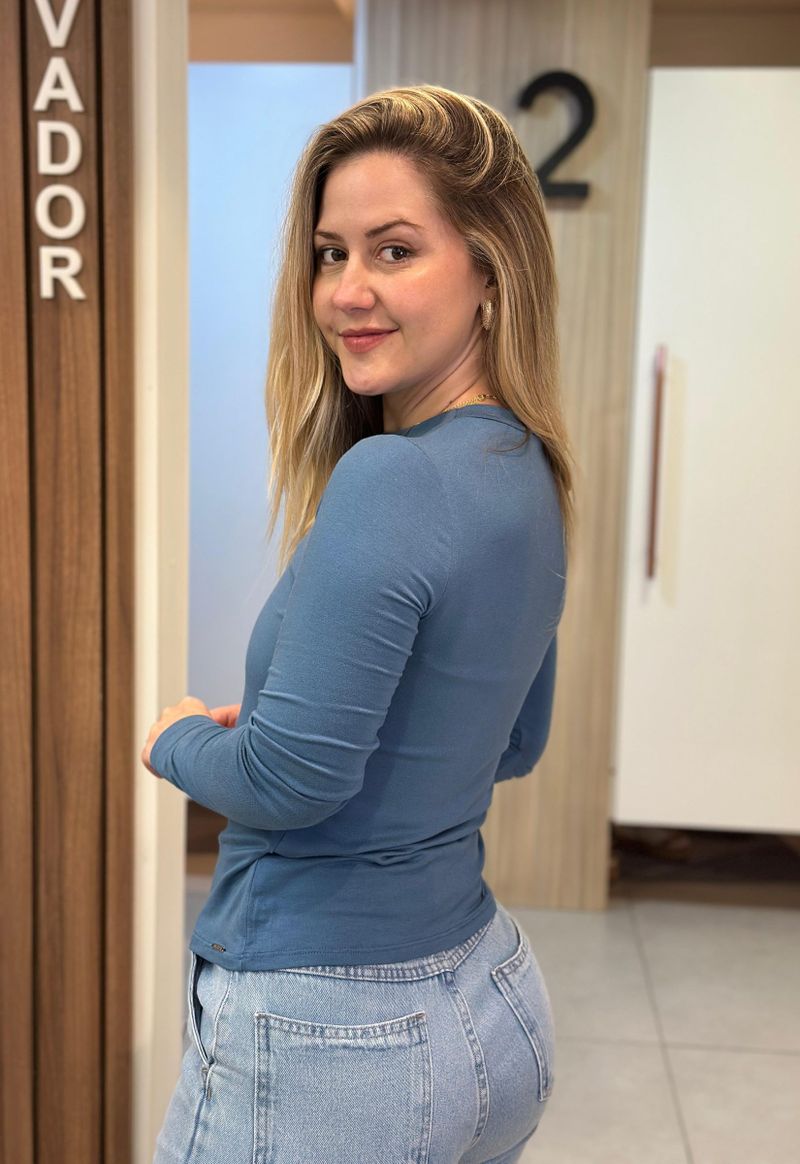 Blusa feminina básica manga longa gola média Lunender | Azul 