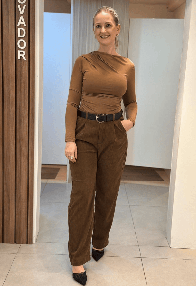 Calça feminina veludo cotele bolso faca  Facinelli | Marrom