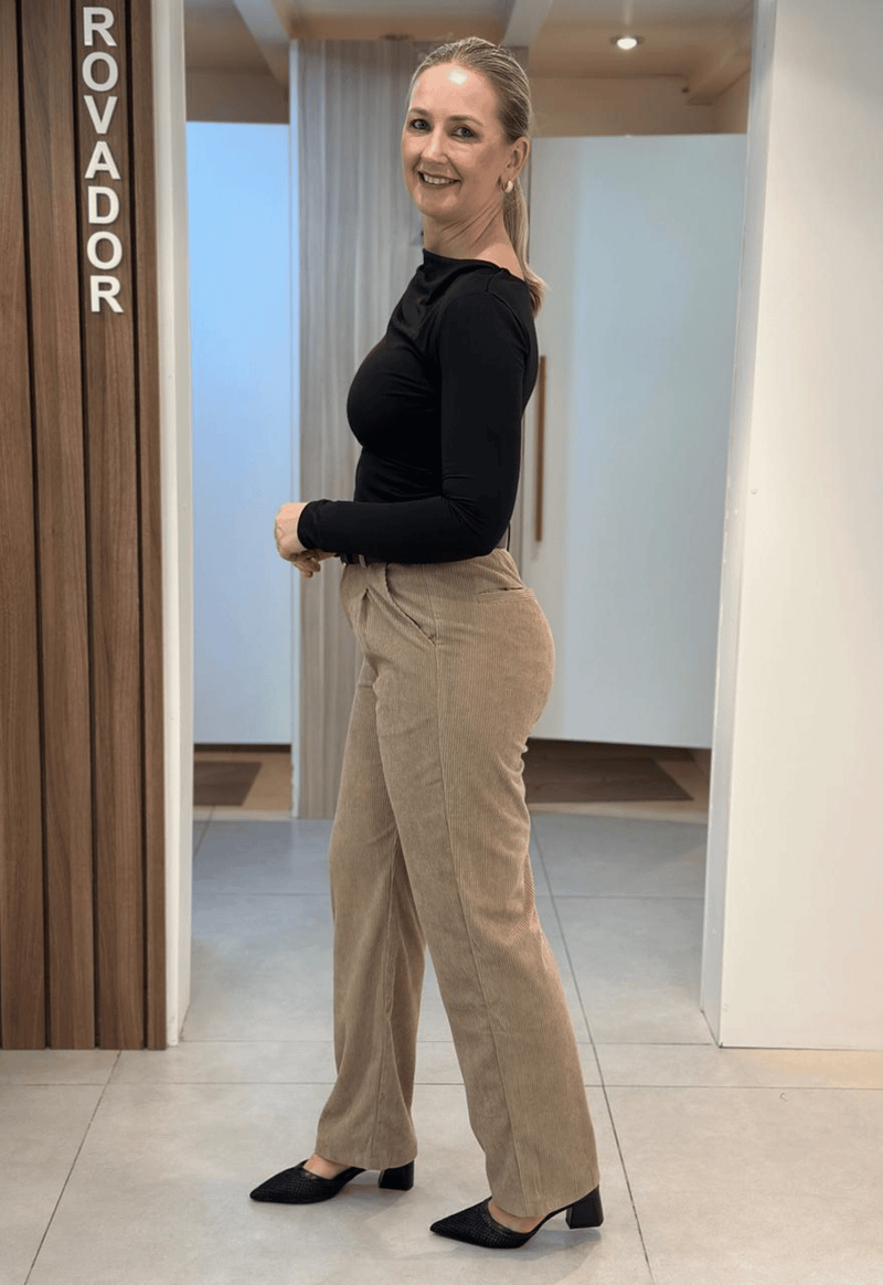 Calça feminina veludo cotele bolso faca Facinelli | Cappuccino