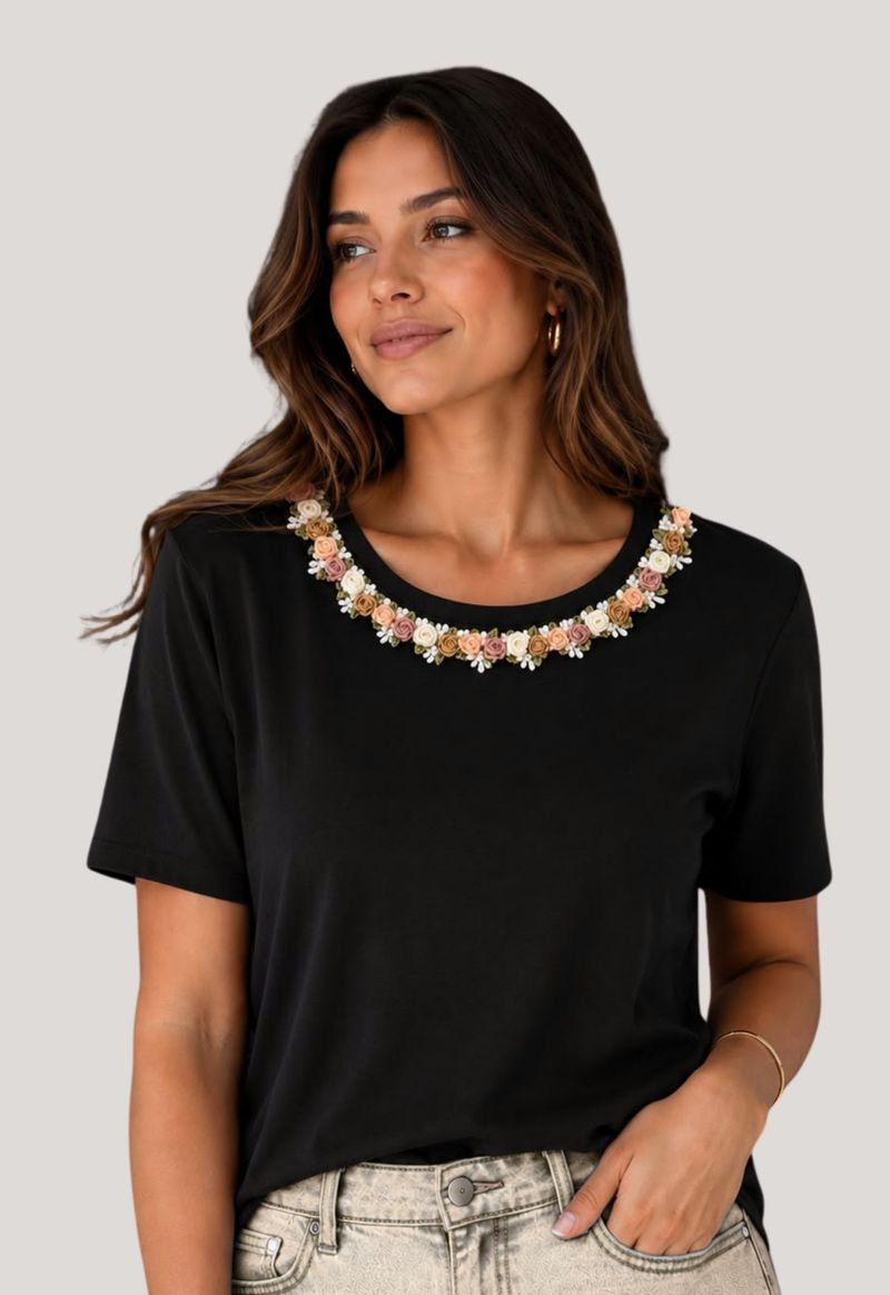 T-shirt flores bordada na gola Jun | preto