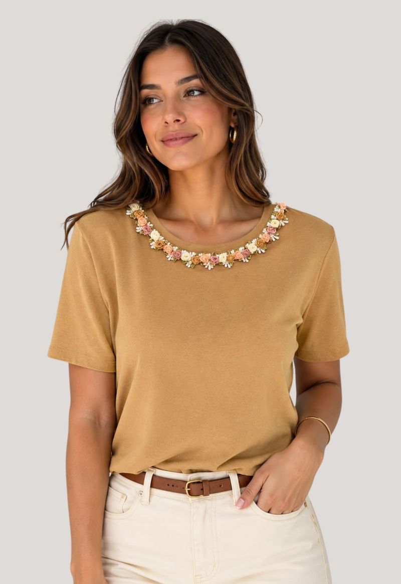T-shirt flores bordada na gola Jun | nude