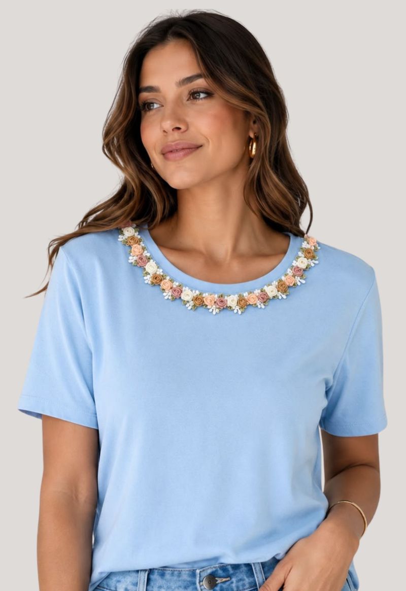 T-shirt flores bordada na gola Jun | azul céu