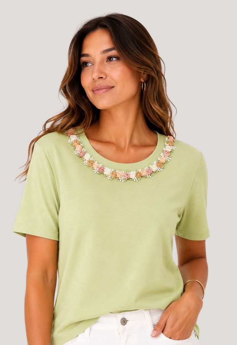 T-shirt flores bordada na gola Jun | pistache