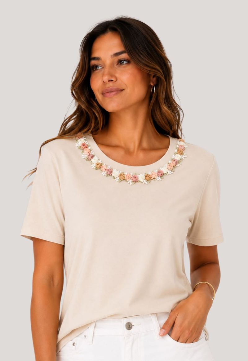 T-shirt flores bordada na gola Jun | bege