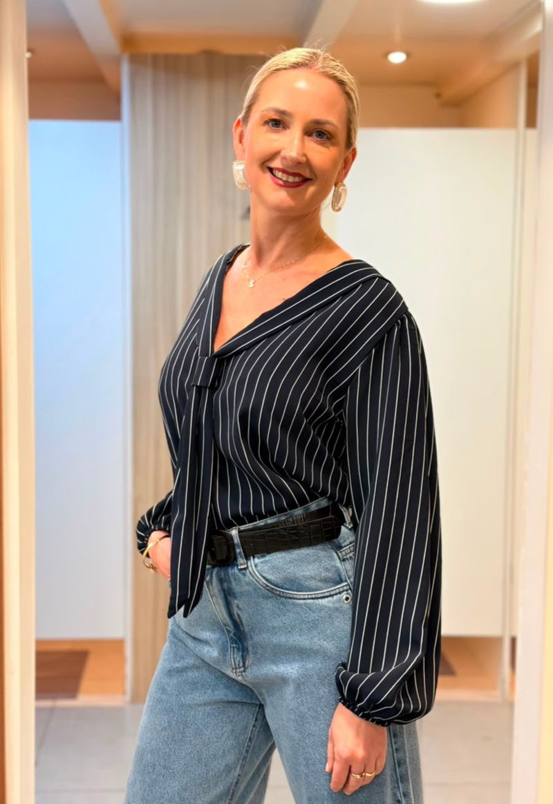 Blusa listrada decote v com gravata Byby | marinho