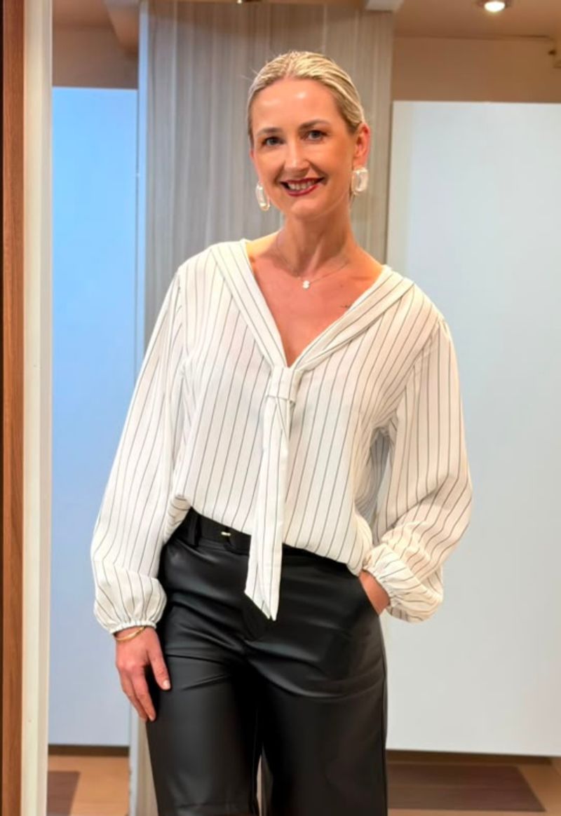 Blusa listrada decote v com gravata Byby | branco