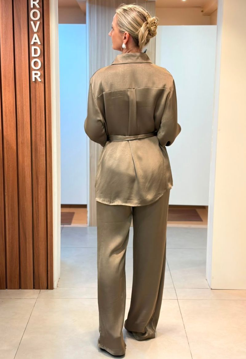 Conjunto cetim camisa com bolsos frontais e amarração na cintura calça reta Sm | bronze