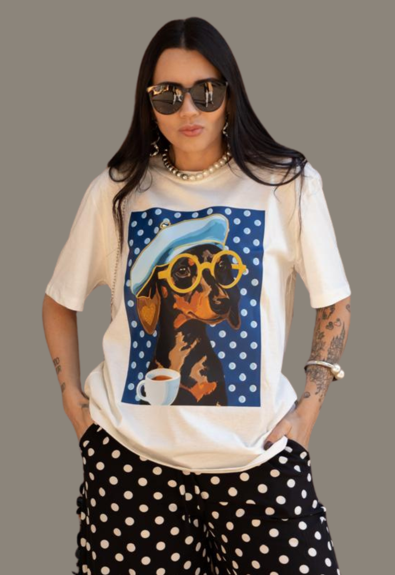 T-shirt over salsisha dog com boina Justa Moda | off white