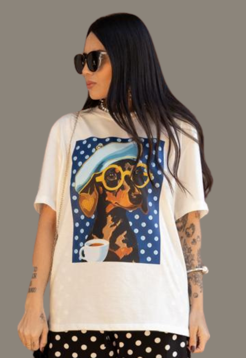 T-shirt over salsisha dog com boina Justa Moda | off white