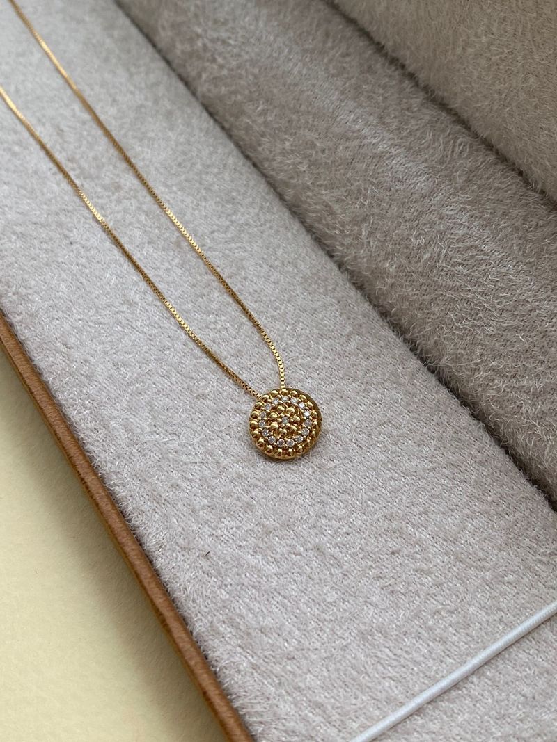 Colar com Pingente Bolinhas e centro pavê de Diamantes.