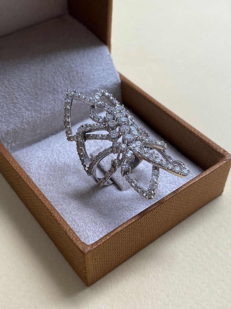 Anel  Vazado Diamantes Ouro Branco 