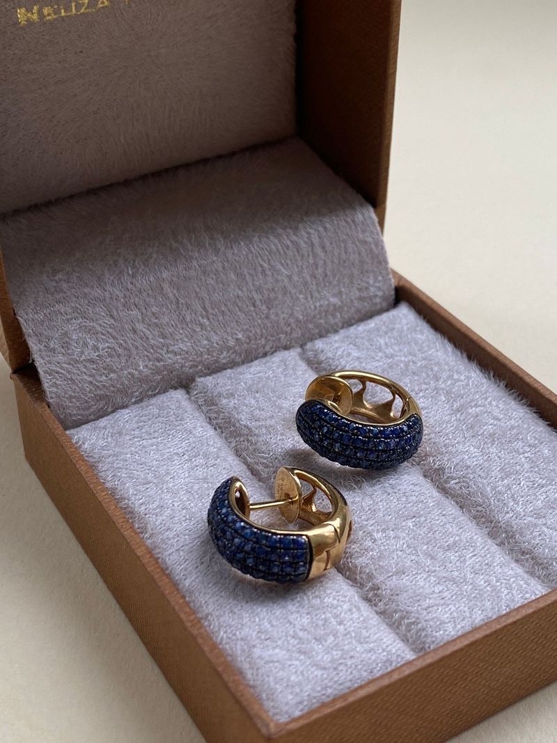 Argola Pavê de Safira Azul, Ouro Amarelo