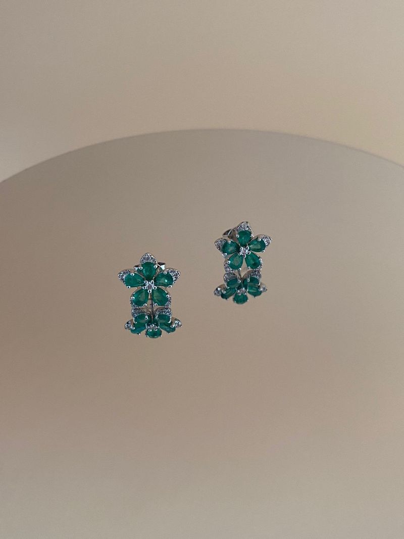 Brinco Flor esmeralda e Diamantes Ouro Branco.