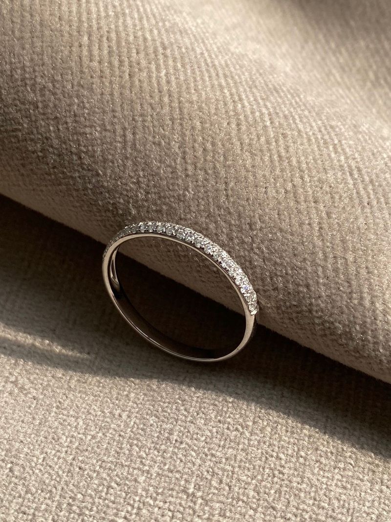 Meia Aliança Diamantes em Ouro Branco.