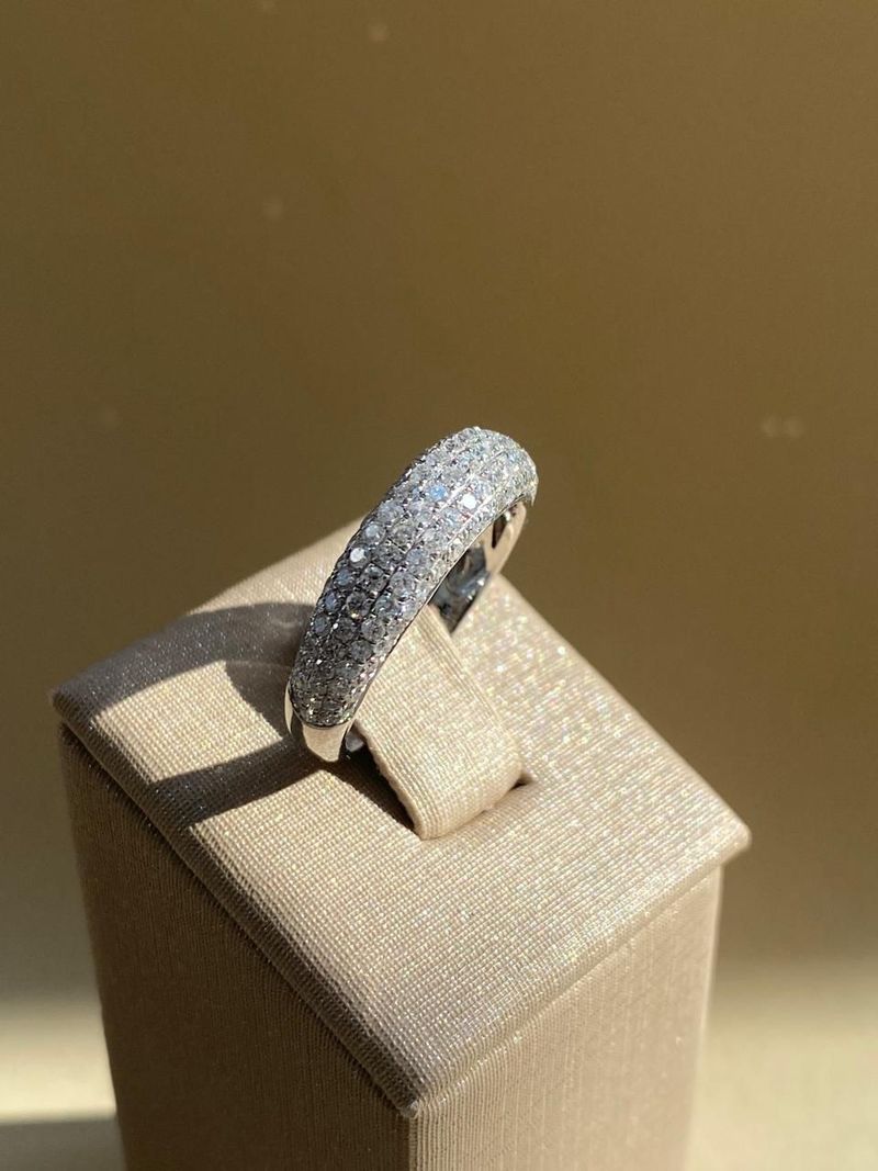 Meia Aliança Diamantes Ouro Branco 18k.