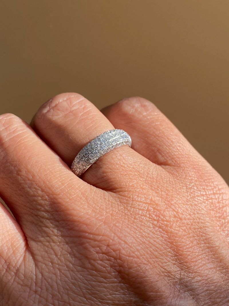 Meia Aliança Diamantes Ouro Branco 18k.