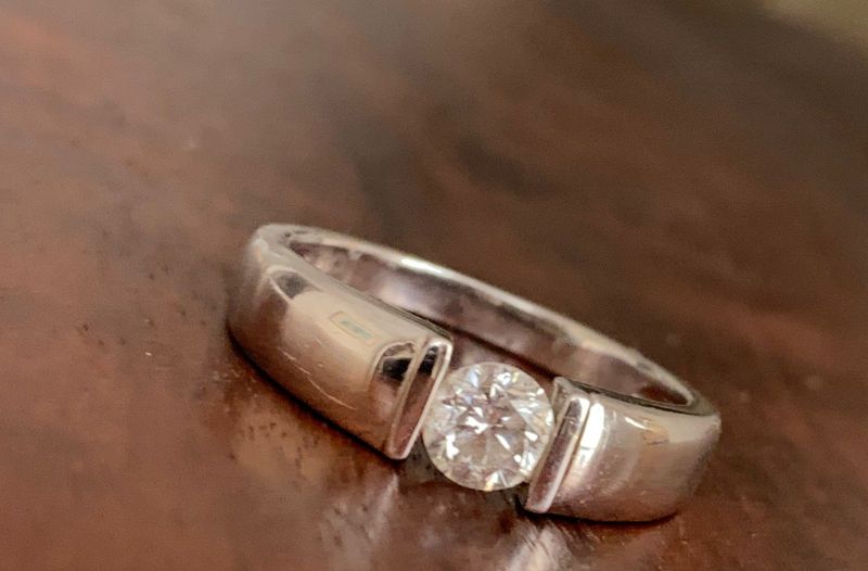Anel Solitário Diamante 30 Pontos Ouro Branco.