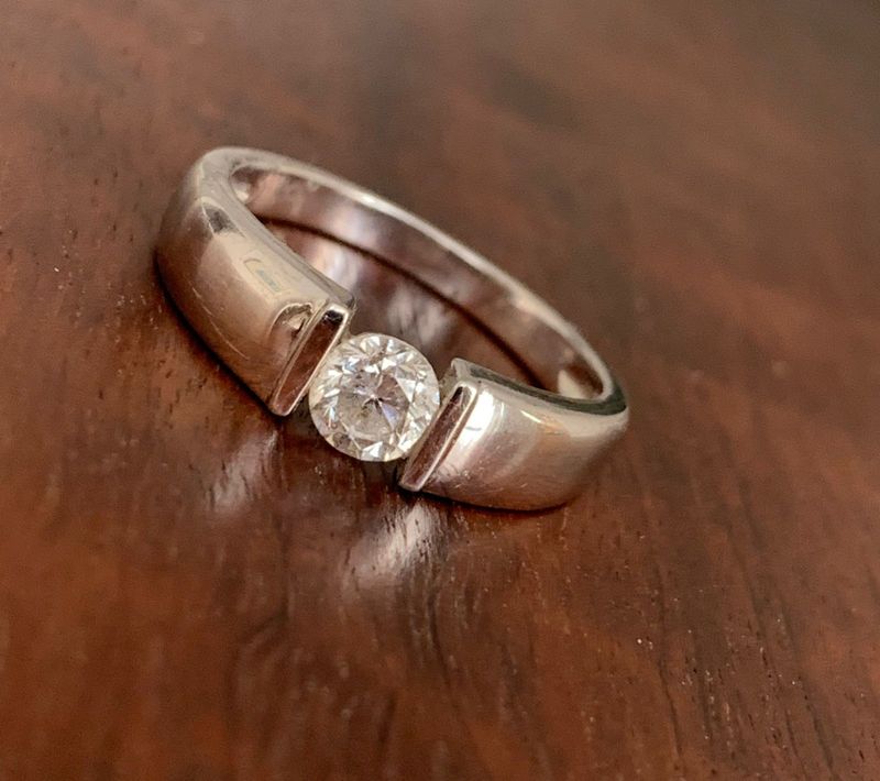 Anel Solitário Diamante 30 Pontos Ouro Branco.