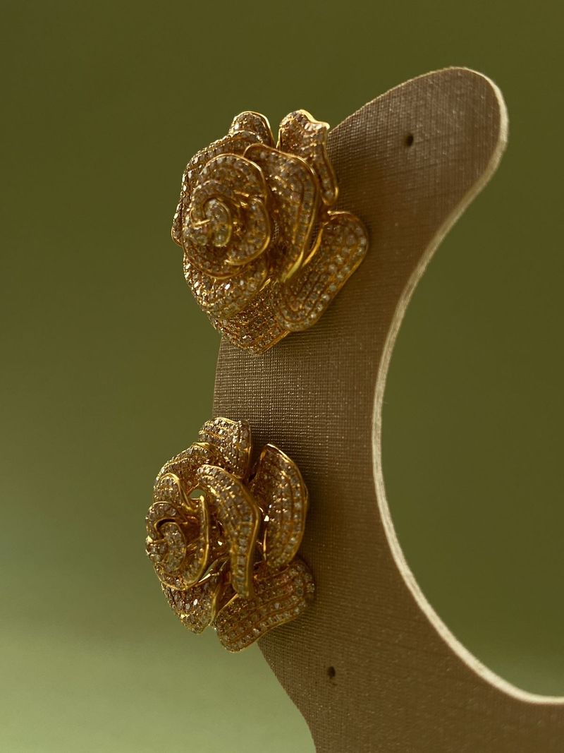 Brinco Flor Pavê de Diamantes em Ouro Amarelo 