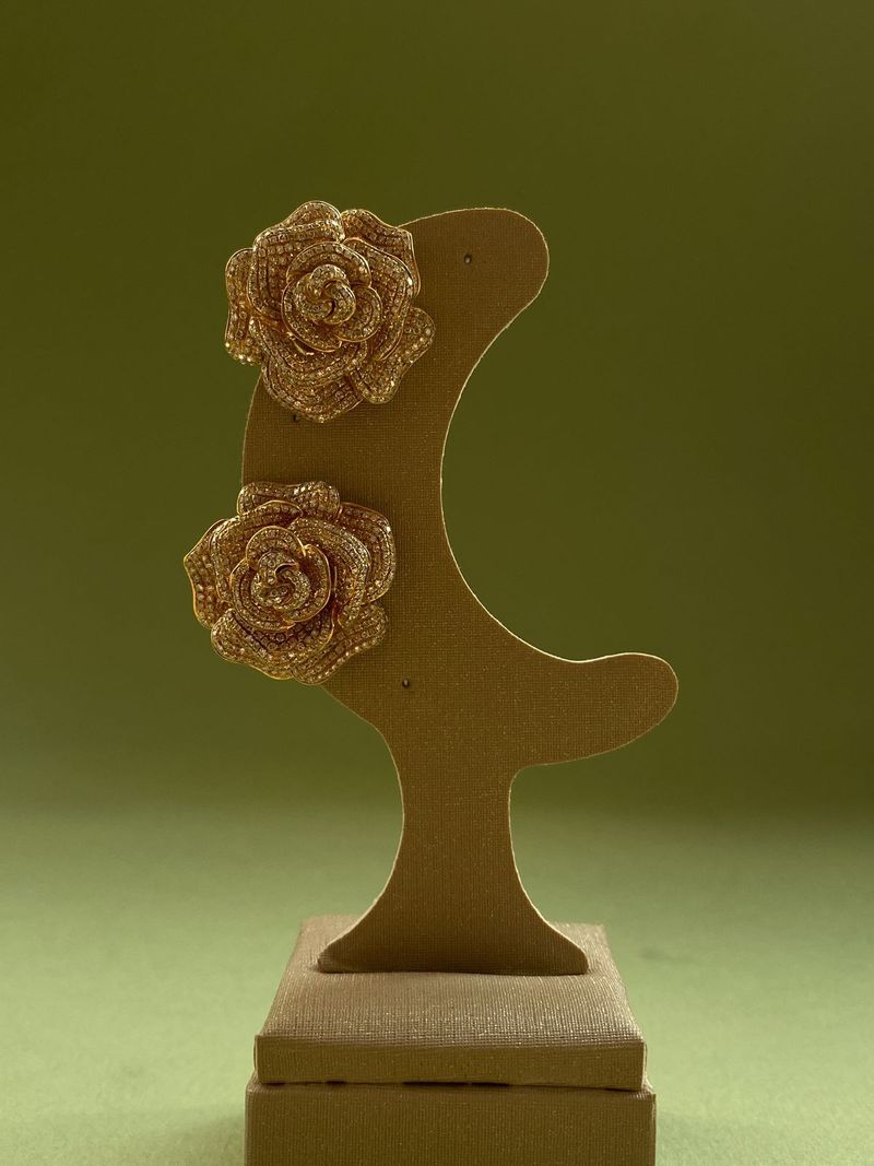 Brinco Flor Pavê de Diamantes em Ouro Amarelo 
