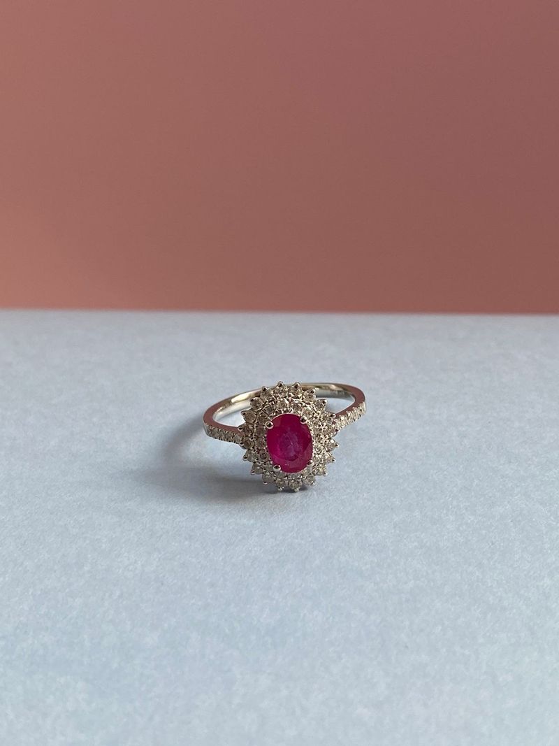 Anel Rubi Oval com Diamantes Ouro Branco