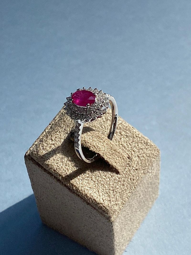 Anel Rubi Oval com Diamantes Ouro Branco