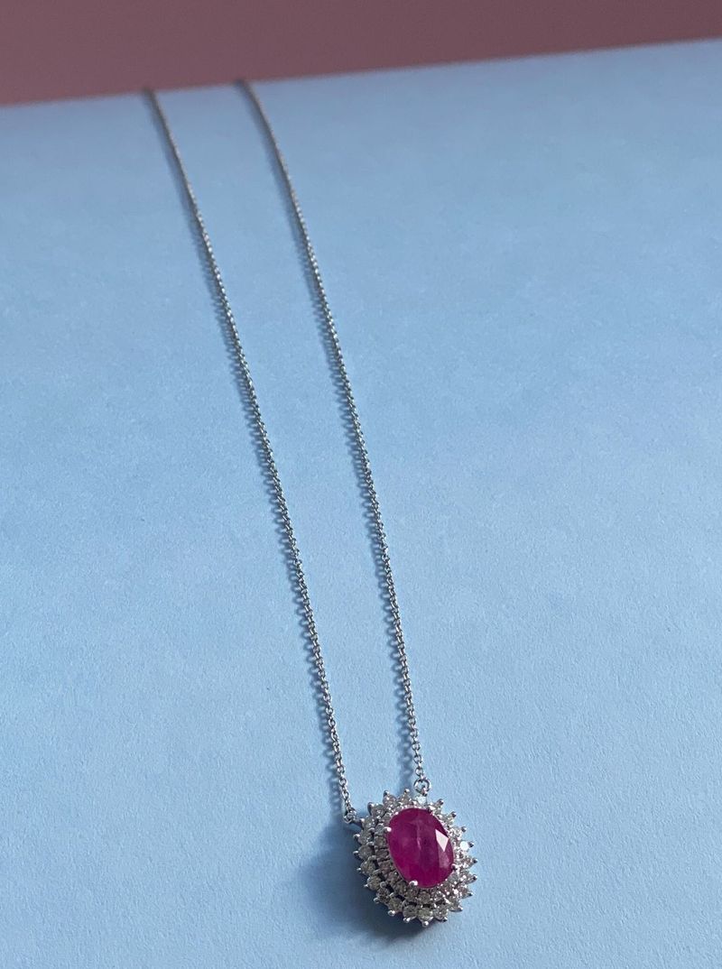 Colar Rubi Oval com Diamantes em Ouro Branco