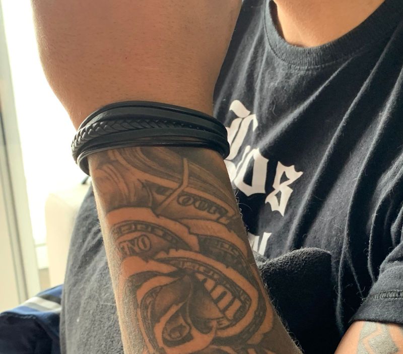 Bracelete Masculino Tiras Couro Preto e Fecho Aço.