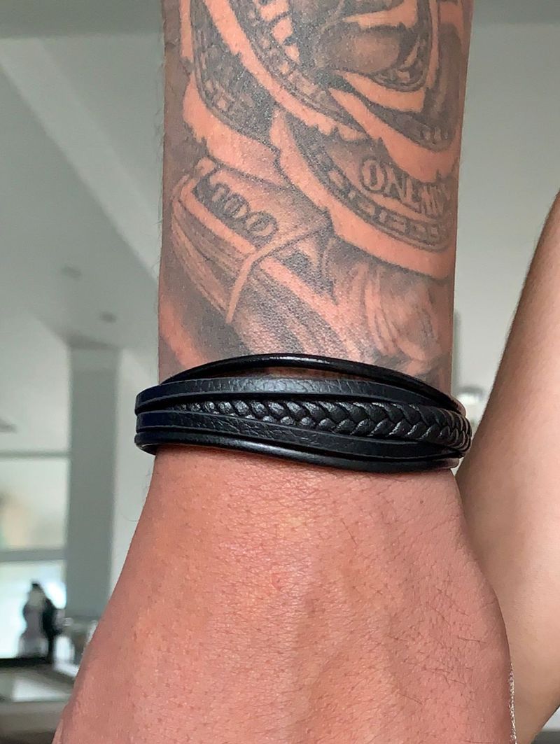 Bracelete Masculino Tiras Couro Preto e Fecho Aço.