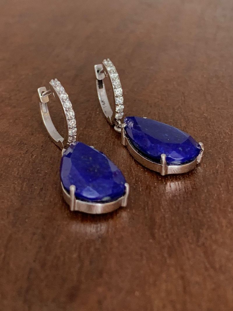 Brinco Meia Argola Diamantes e Gota Lápis Lázuli Ouro Branco