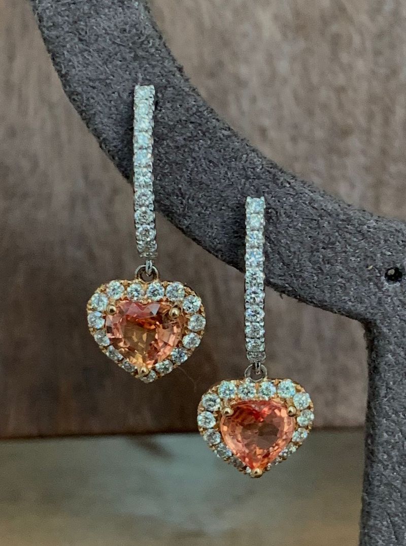 Brinco Meia Argola de Diamantes e Coração Safira Amarela Ouro Branco