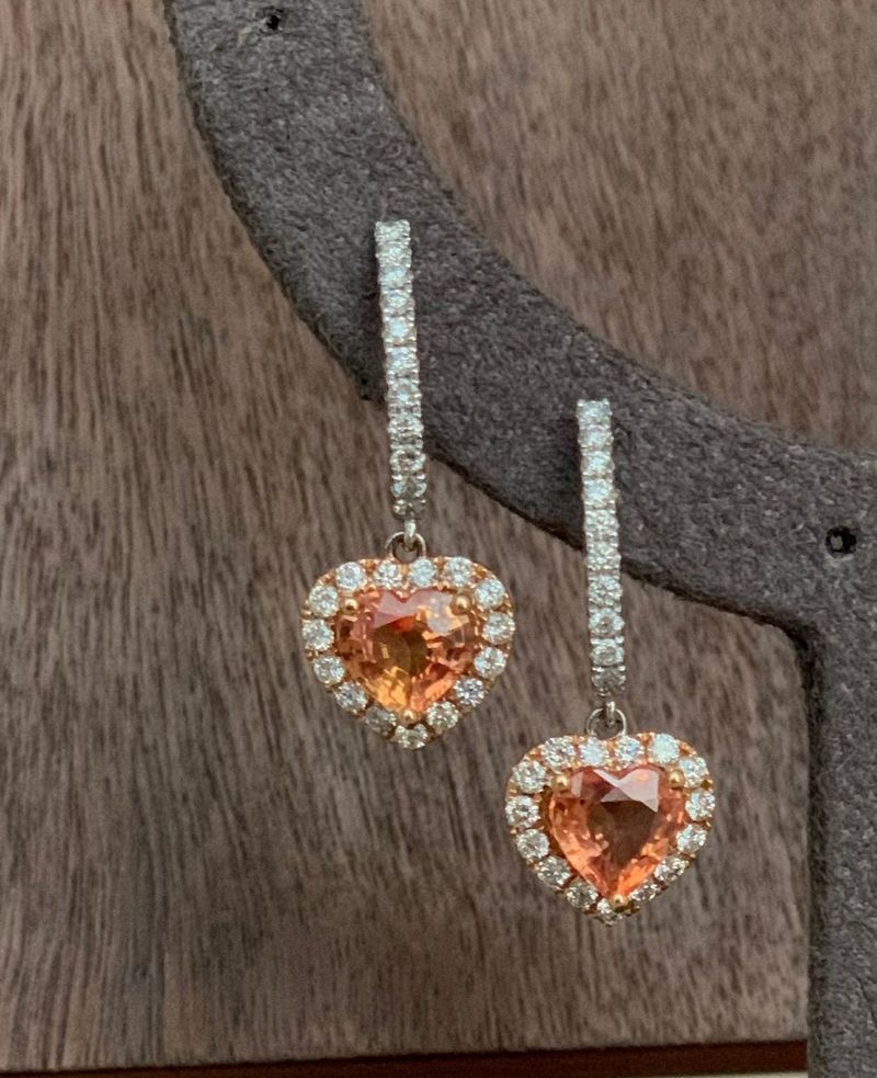 Brinco Meia Argola de Diamantes e Coração Safira Amarela Ouro Branco