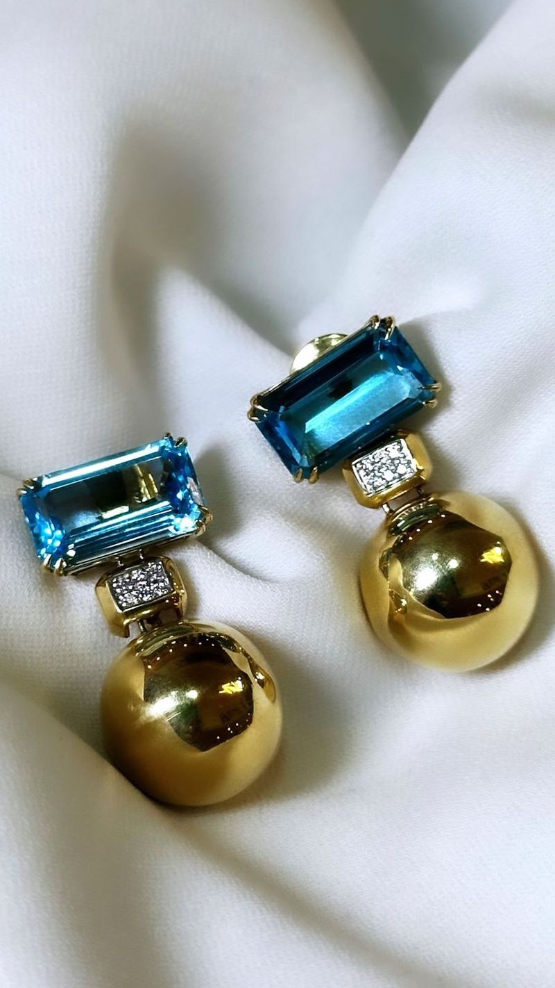 Brinco Topázio Azul e Diamantes com Esfera Ouro Amarelo