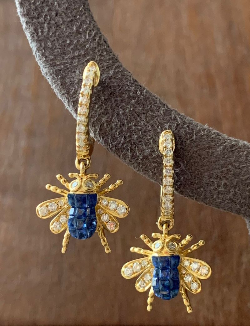 Brinco Argola de Diamante e Abelha de Safira Azul