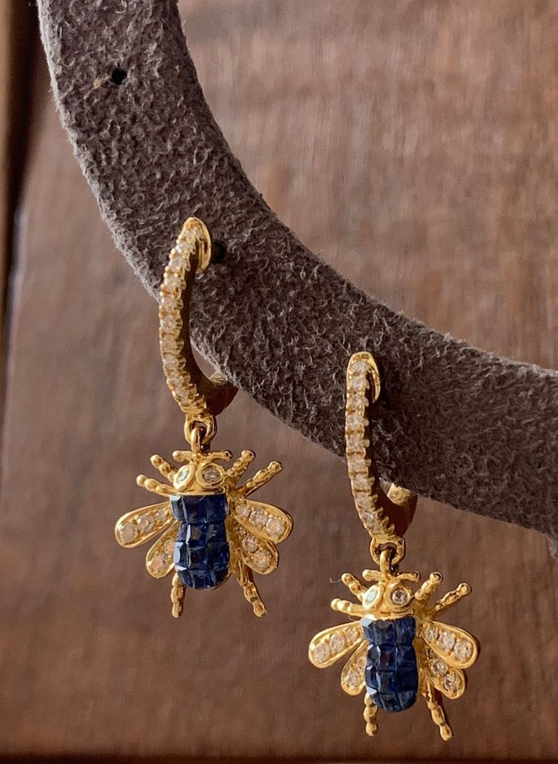 Brinco Argola de Diamante e Abelha de Safira Azul