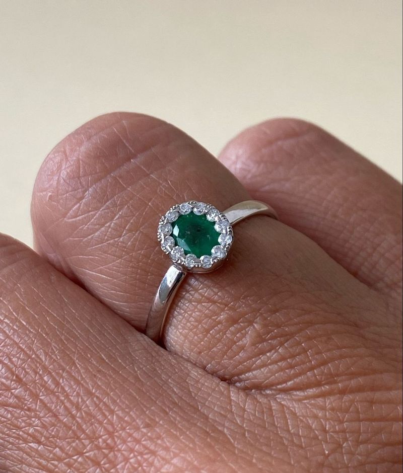 Anel Esmeralda Oval e Diamante Ouro Branco