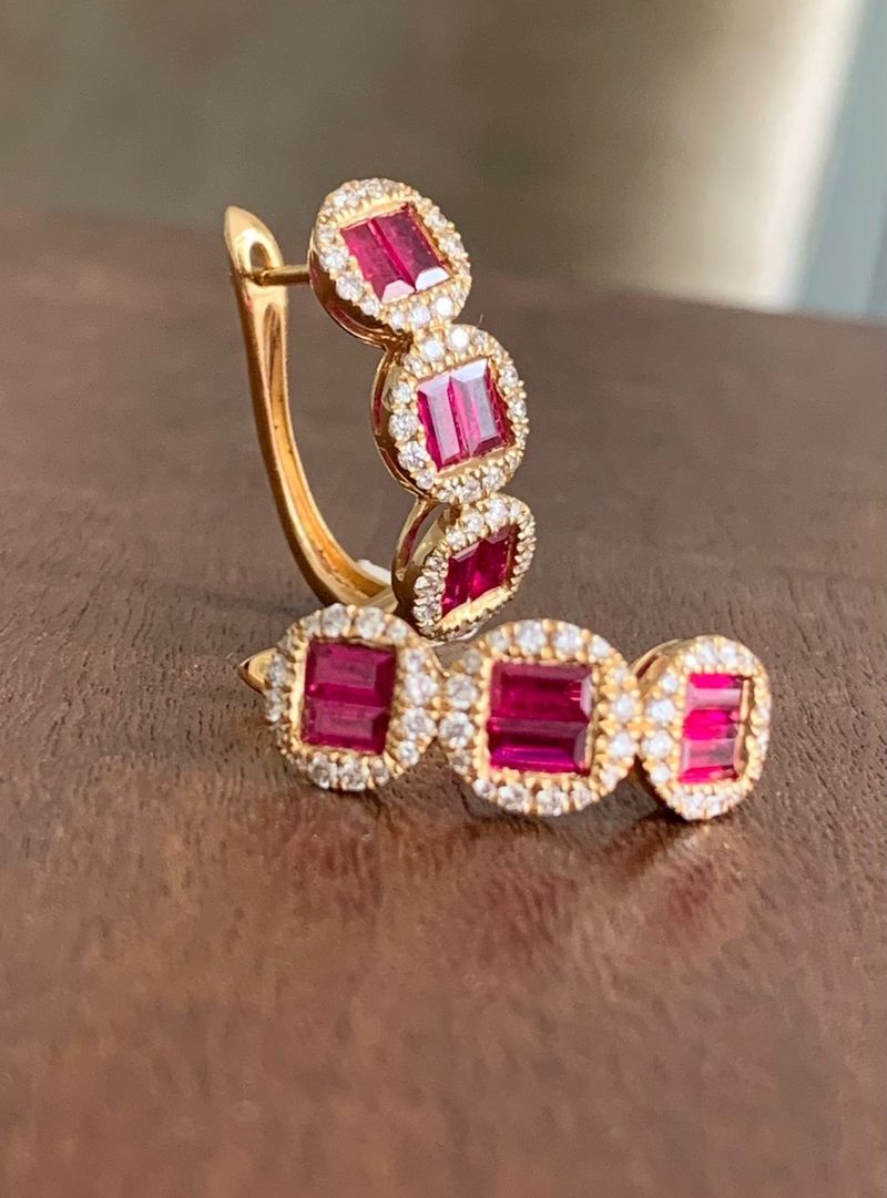 Meia Argola Rubi e Diamantes Ouro Amarelo